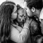 Wie das Ding vom Vogel, urbane Tierfotografie, Hund in der Stadt, schwarz weiß, Familienporträt, Frauchen und Herrchen küssen Spitz